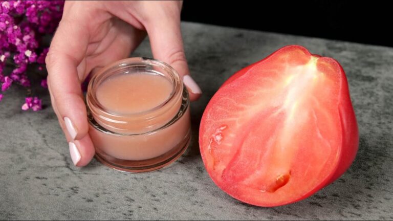 Cette astuce naturelle aux tomates… redonne éclat et jeunesse à votre peau dès 65 ans !