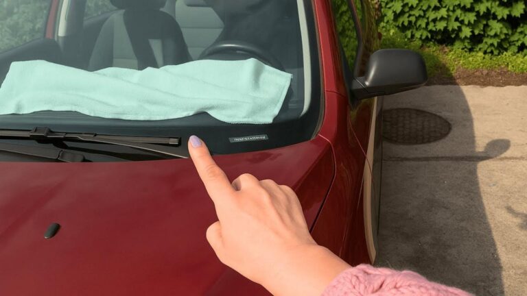 Saviez-vous qu&rsquo;une serviette à la fenêtre peut transformer votre voiture… Découvrez