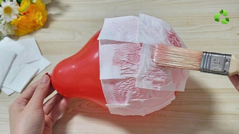 Avec un ballon et du papier, découvrez comment créer un vase surprenant…