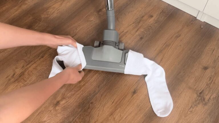 Cette astuce avec une chaussette va transformer ton ménage… Découvre le truc génial !