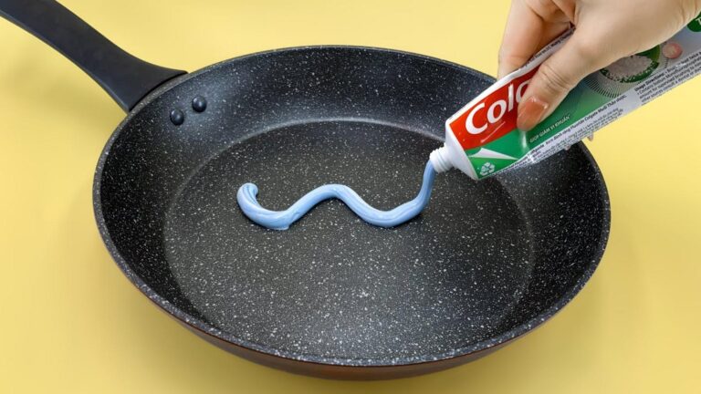 Cette vieille astuce avec du dentifrice transformera votre quotidien en un clin d&rsquo;œil…