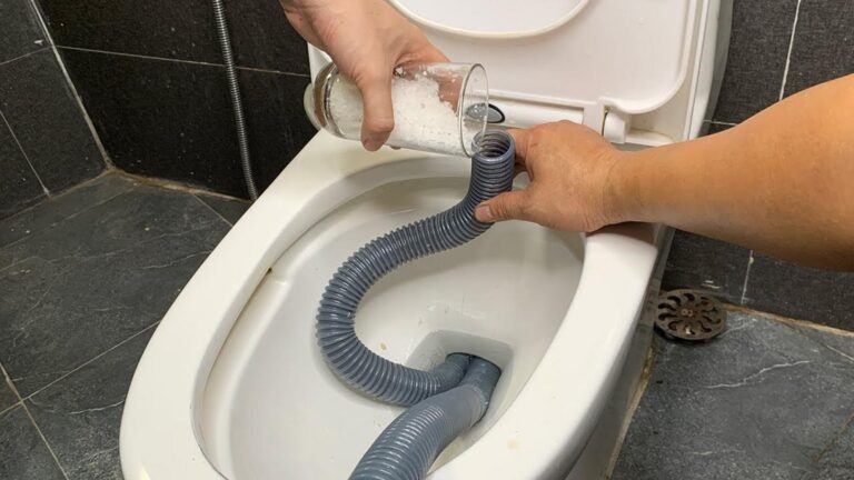 Avec ce simple geste, dites adieu aux mauvaises odeurs dans vos toilettes…