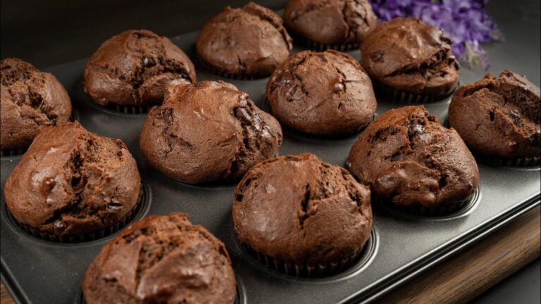 Découvrez comment ces muffins chocolat-banane transforment votre goûter en pur délice…