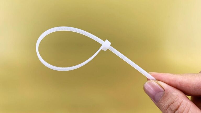 Ce geste simple avec des colliers de serrage va transformer votre quotidien…