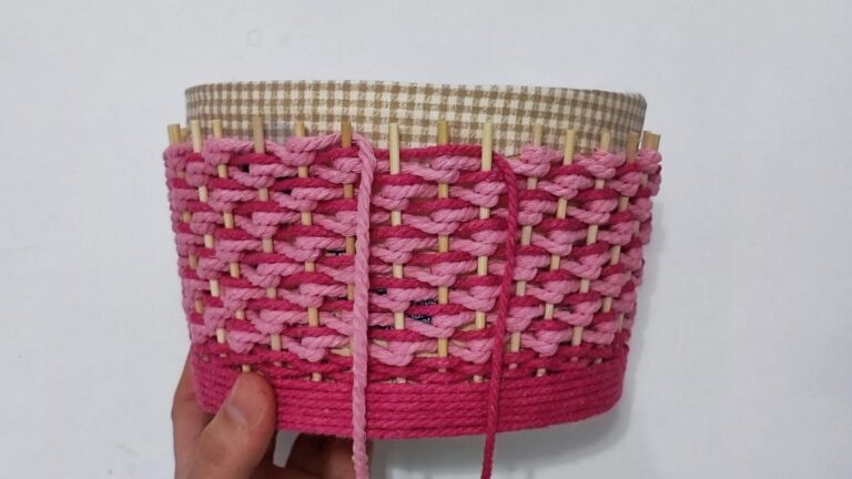 Avec quelques ficelles et un seau en plastique… découvrez un panier DIY irrésistible !