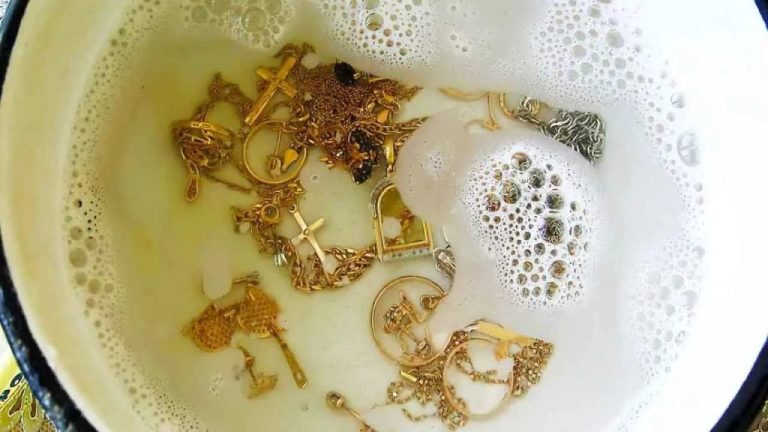 Comment redonner instantanément éclat et brillance à vos vieux bijoux en or