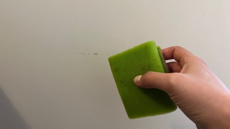 Éliminez rapidement et naturellement les rayures noires de vos murs