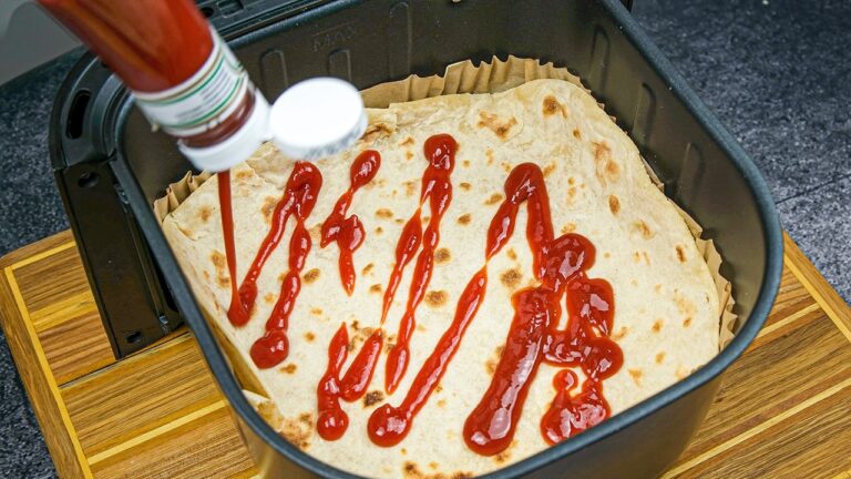 Découvrez comment préparer 1 pizza parfaite à la poêle avec tortilla et salami !