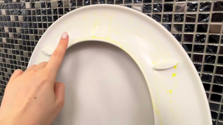 Éliminez 5 taches jaunes des toilettes en un seul geste, c&rsquo;est possible !